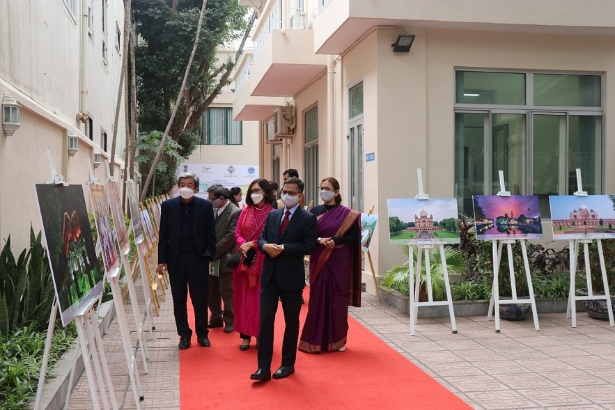 Delegates visit the exhibition. Delegates visit the exhibition.