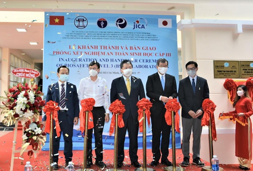  Ribbon-cutting ceremony of BSL-3 at PI HCMC - From the left: Dr. Hoang Quoc Cuong - Vice Director and Dr. Nguyen Vu Thuong - Vice Director of PI HCMC, Mr. Shimizu Akira - Chief Representative of JICA Vietnam Office, Mr. Watanabe Nobuhiro -  Consul General of Japan in Ho Chi Minh City, Mr. Kai Masanori – Project Expert. 