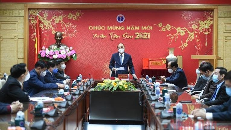 pm nguyen xuan phuc meets medical workers ahead of tet festival