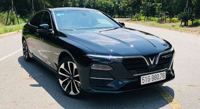 VinFast Lux A2.0 overwhelming a German competitor and 