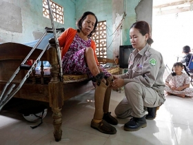 Wonder Women in real life - ‘landmine girls’ who clear Vietnam’s underground unexploded bombs wonder women in real life landmine girls who clear vietnams underground unexploded bombs