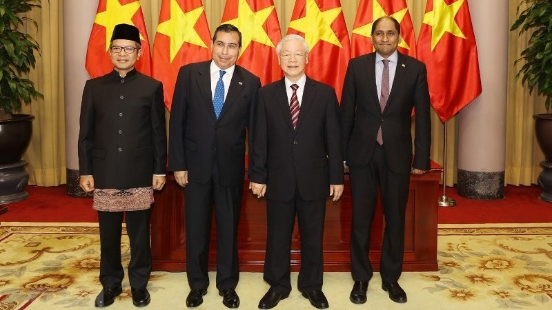 General Secretary and President Nguyen Phu Trong and newly-accredited ambassadors (Photo: VNA) 2338-tbt