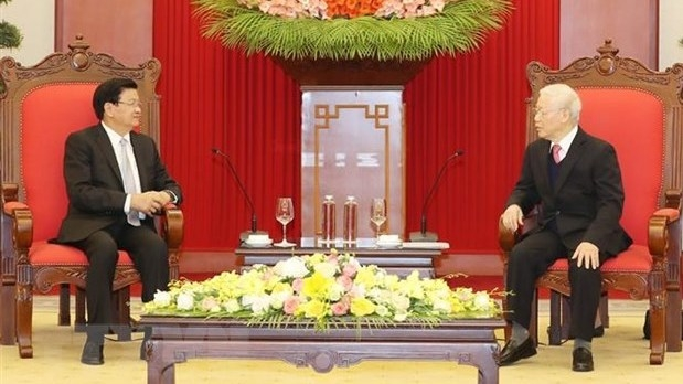 Vietnamese General Secretary and President Nguyen Phu Trong receives Lao General Secretary and Prime Minister Thongloun Sisoulith in December 2020. (Photo: VNA) 0817-lao