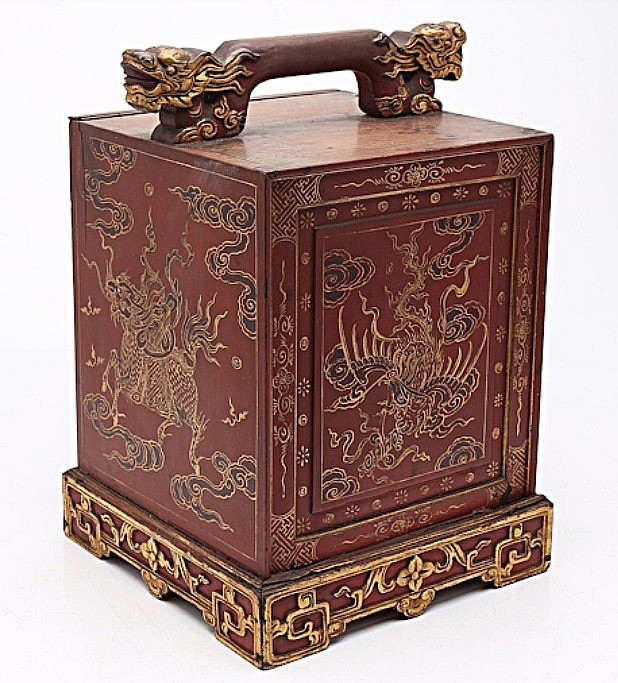 The wooden box that accompanied the Nguyen Dynasty mandarin hat (Photo: Balclis) The wooden box that accompanied the Nguyen Dynasty mandarin hat (Photo: Balclis)