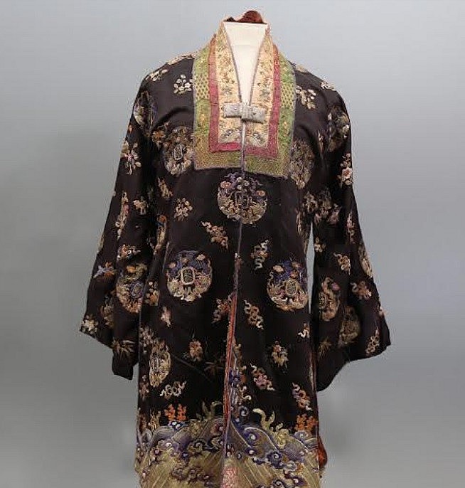 The antique Nhat Binh auctioned with the Nguyen Dynasty mandarin hat The antique Nhat Binh auctioned with the Nguyen Dynasty mandarin hat