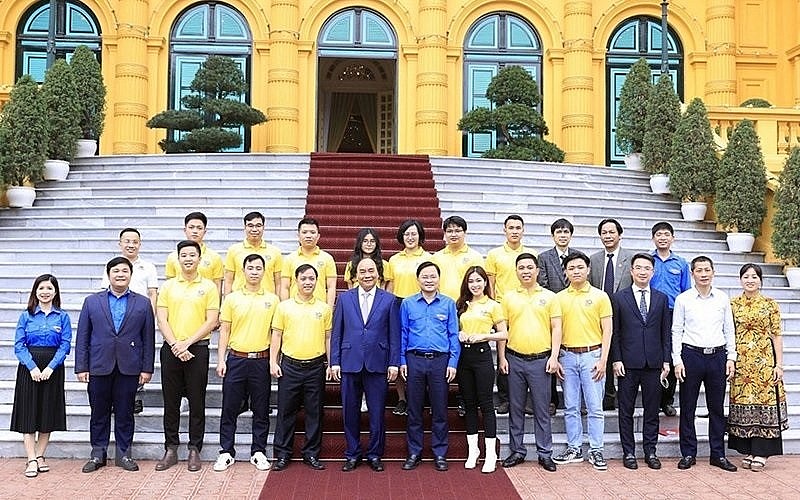 President Nguyen Xuan Phuc (third, left) and the outstanding young people pose for a group photo. (Photo: VNA) President Nguyen Xuan Phuc (third, left) and the outstanding young people pose for a group photo. (Photo: VNA)