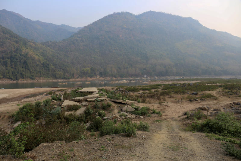 laotian students jumps into river to save suicidal mans live