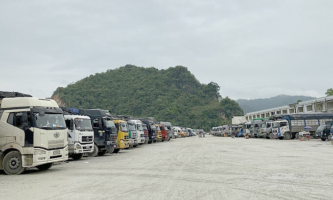 The trade customs clearance in Tan Thanh border gate restored its normal