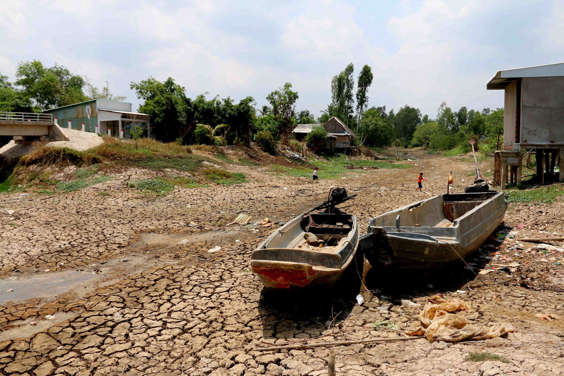 laotian students jumps into river to save suicidal mans live