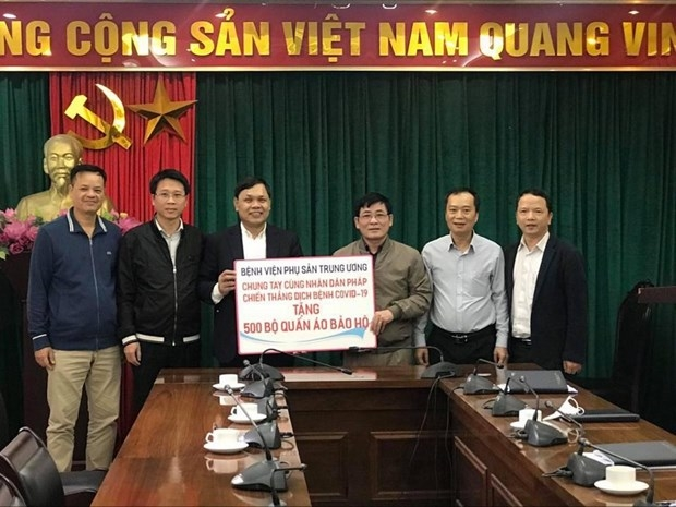 The National Hospital of Obstetrics and Gynecology (NHOG) donated 500 medical protective suits to Vietnam-France Friendship Association