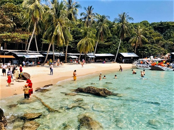 Tourism attractions and services start to be reopened around Vietnam Tourism attractions and services start to be reopened around Vietnam
