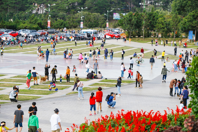 Tourism attractions and services start to be reopened around Vietnam Tourism attractions and services start to be reopened around Vietnam
