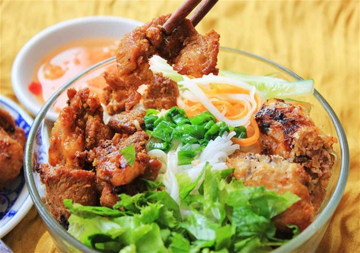 A bowl of Danang-style vermicelli with grilled pork - Photo: Hoiandanang A bowl of Danang-style vermicelli with grilled pork - Photo: Hoiandanang