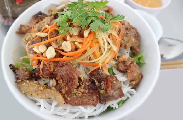 Enjoy Danang-style rice vermicelli with grilled pork Enjoy Danang-style rice vermicelli with grilled pork