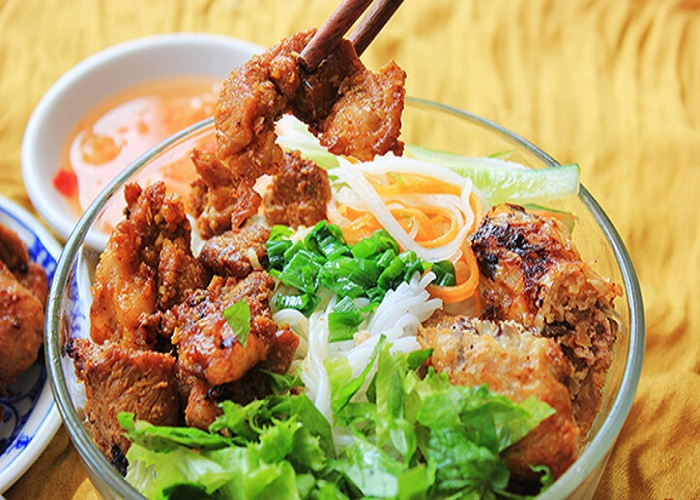 Enjoy Danang-style rice vermicelli with grilled pork Enjoy Danang-style rice vermicelli with grilled pork