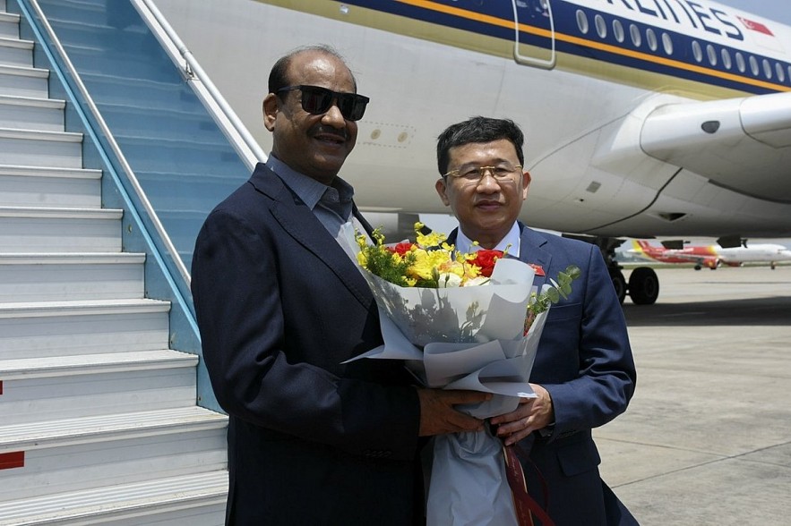 Chairman of the NA’s Committee for External Relations Vu Hai Ha welcomes Speaker of the Indian Lok Sabha Om Birla at Noi Bai International Airport (Photo: quochoi.vn) Chairman of the NA’s Committee for External Relations Vu Hai Ha welcomes Speaker of the Indian Lok Sabha Om Birla at Noi Bai International Airport (Photo: quochoi.vn)
