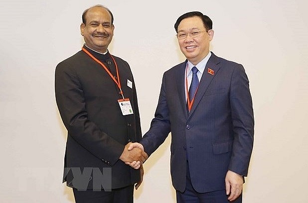Speaker of the Indian Lok Sabha (the lower house) Om Birla (left) shakes hand with National Assembly Chairman Vuong Dinh Hue. (Photo: VNA) Speaker of the Indian Lok Sabha (the lower house) Om Birla (left) shakes hand with National Assembly Chairman Vuong Dinh Hue. (Photo: VNA)
