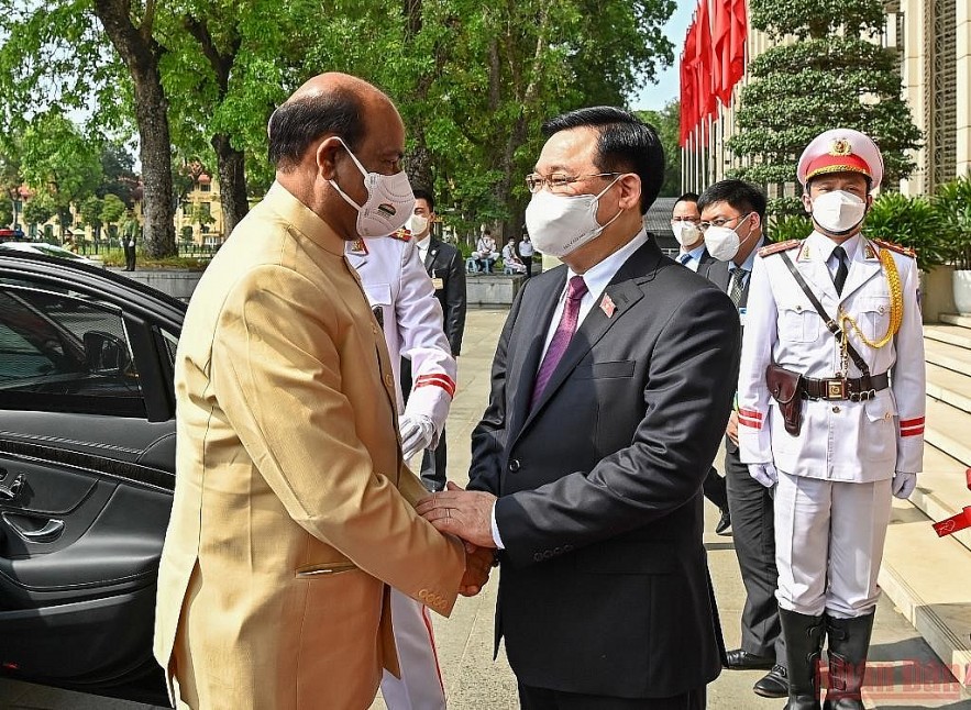 National Assembly Chairman Vuong Dinh Hue welcomes Speaker of the House of Representatives of the Republic of India Om Birla at the National Assembly House. National Assembly Chairman Vuong Dinh Hue welcomes Speaker of the House of Representatives of the Republic of India Om Birla at the National Assembly House.