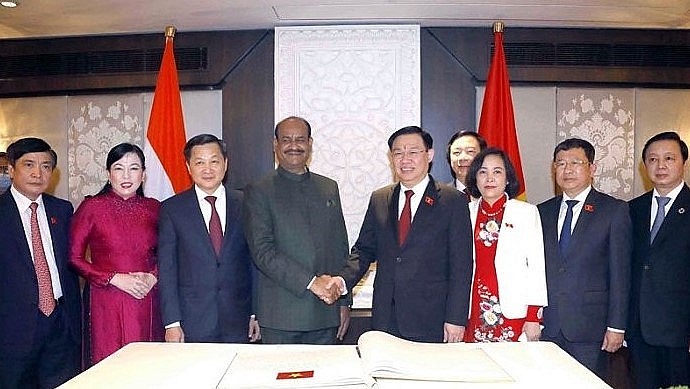 National Assembly Chairman Vuong Dinh Hue (front row, fourth right) and Indian lower house speaker Om Birla at their talks in New Delhi in December, 2021 (Photo: VNA) National Assembly Chairman Vuong Dinh Hue (front row, fourth right) and Indian lower house speaker Om Birla at their talks in New Delhi in December, 2021 (Photo: VNA)
