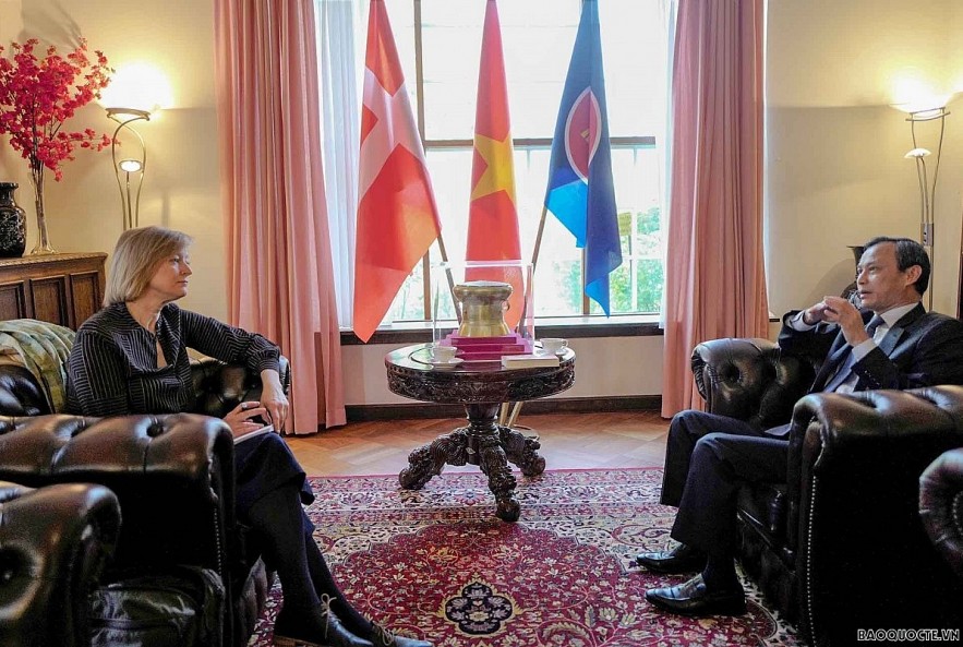 Vietnamese Ambassador to Denmark Luong Thanh Nghi (R) meets with Denmark-Vietnam Friendship Organisation (DAVIFO) President Trine Glue Doan. (Photo; baoquocte.vn) Vietnamese Ambassador to Denmark Luong Thanh Nghi (R) meets with Denmark-Vietnam Friendship Organisation (DAVIFO) President Trine Glue Doan. (Photo; baoquocte.vn)
