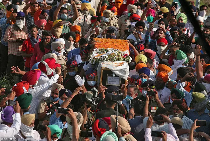 India holds funerals for soldiers killed in the Sino-Indian clash at the border. Photo: Reuters 0802 india