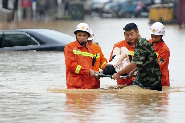 Torrential rains continue to batter southern China. (AP photo) 0621 lut3
