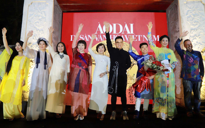 The designers brought to the collection of 21 unique Ao Dai collections showing Vietnam's heritage recognized by UNESCO 4805 aodai