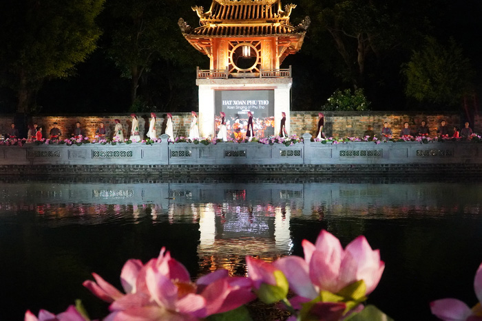 Khue Van Cac sparkling in the performance night Impressive