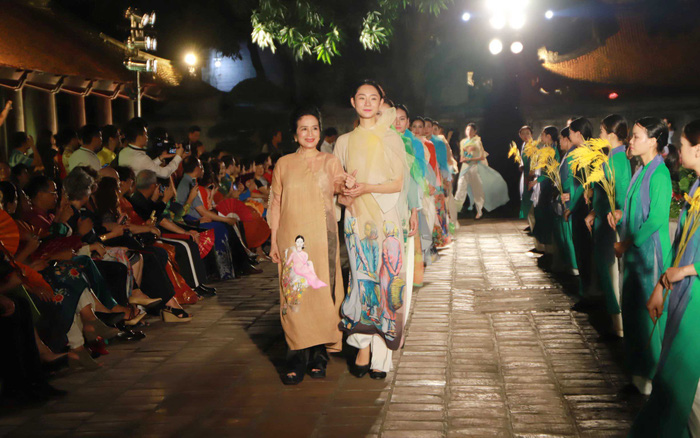People's Artist Tra Giang (left) participated in the Ao Dai show 5359 aodai2