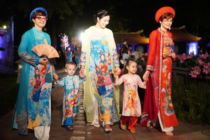 Miss Ngoc Han (center) and her international friends and her children 5523 aodai3
