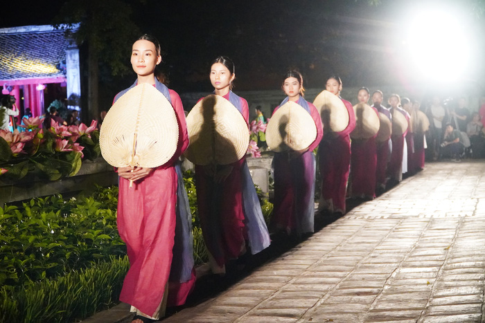 Students of Vietnam Women's Academy participate in the performance 5658 aodai4