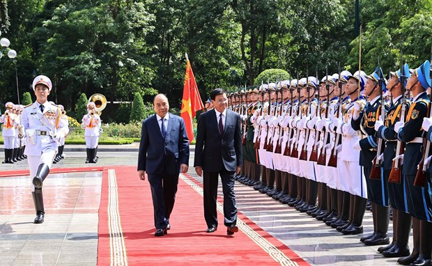 Vietnamese President Nguyen Xuan Phuc (L) and General Secretary of the Lao People’s Revolutionary Party Central Committee and President of Laos Thongloun Sisoulith inspect the guard of honour at the welcome ceremony in Hanoi on June 28 (Photo: VNA) Vietnamese President Nguyen Xuan Phuc (L) and General Secretary of the Lao People’s Revolutionary Party Central Committee and President of Laos Thongloun Sisoulith inspect the guard of honour at the welcome ceremony in Hanoi on June 28 (Photo: VNA)