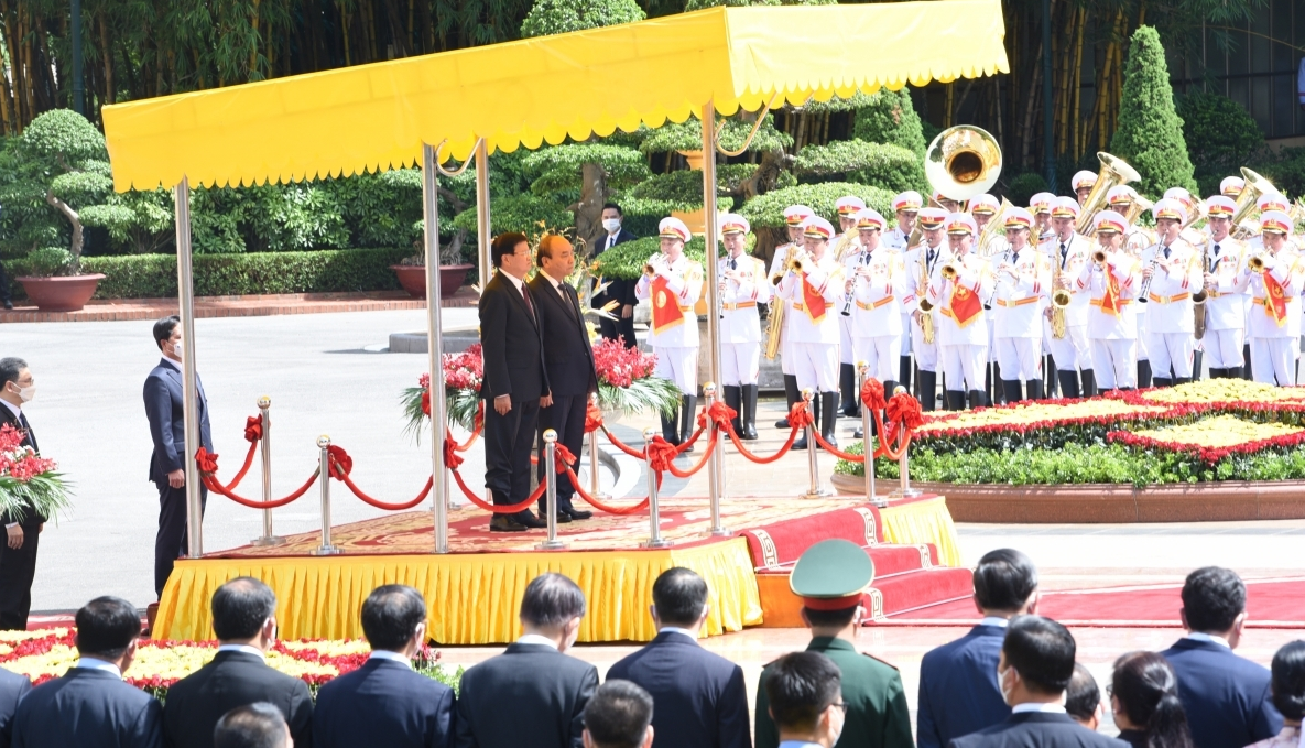 The Vietnamese State leader joins Laotian President Sisoulith at the speakers’ podium as the national anthems of both countries are played. The Vietnamese State leader joins Laotian President Sisoulith at the speakers’ podium as the national anthems of both countries are played.