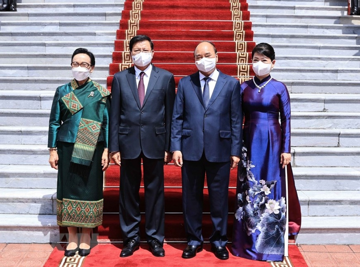 President Phuc and his wife pose for a photo with Laotian President Sisoulith and his wife at the welcoming ceremony. President Phuc and his wife pose for a photo with Laotian President Sisoulith and his wife at the welcoming ceremony.