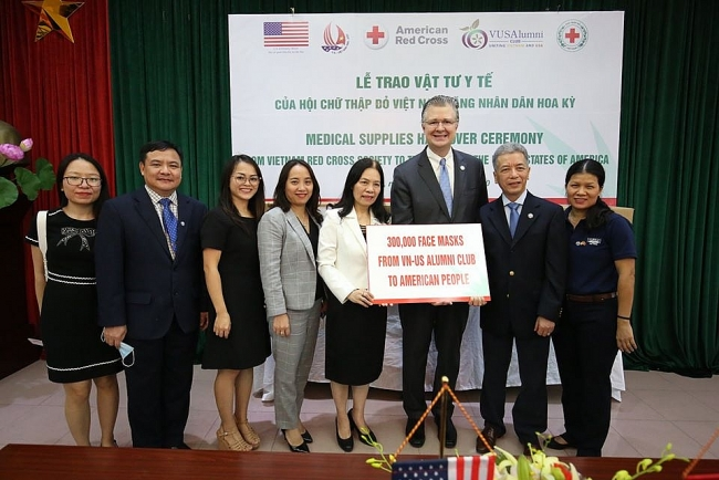 The Vietnam-US Alumni Club of Hanoi (belonging to the Vietnam-US Society) has contributed 300,000 masks to the US people against COVID-19. 5030 vufo1