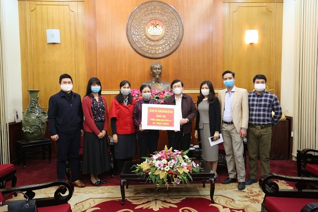 VUFO awarded VND 30 million to the Vietnam Fatherland Front in support of COVID-19 prevention and control 5238 vufo3