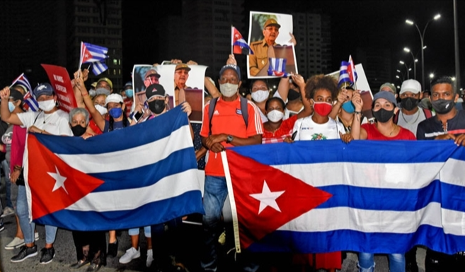 Cubans rally to express their determination to defend the Revolution. (Photo: Prensa Latina) Cubans rally to express their determination to defend the Revolution. (Photo: Prensa Latina)