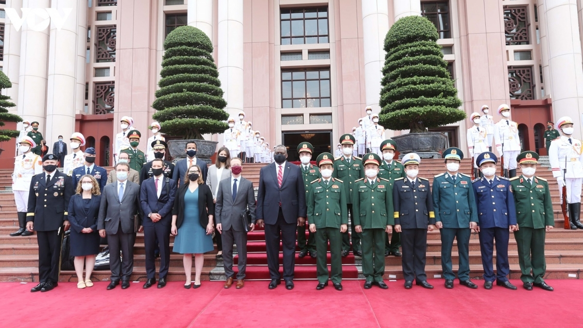 Minister Phan Van Giang and Secretary Lloy Austin (C) pose for a group photo in front of the Headquarters of the Defence Ministry in Hanoi. Minister Phan Van Giang and Secretary Lloy Austin (C) pose for a group photo in front of the Headquarters of the Defence Ministry in Hanoi.