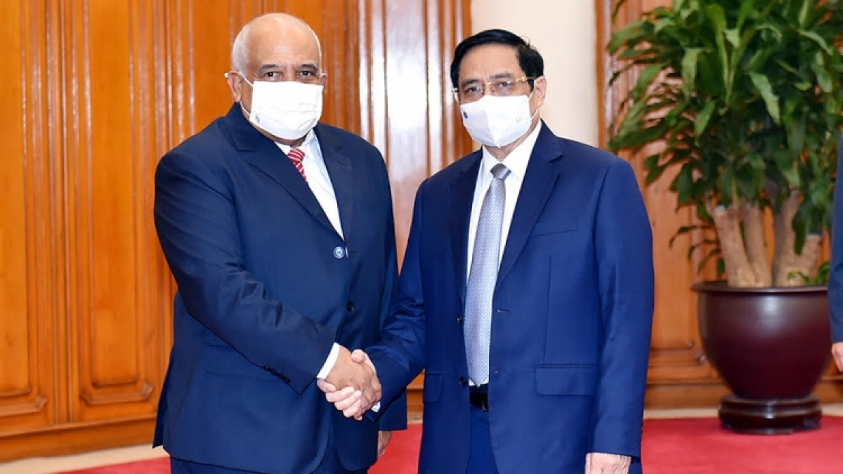 Prime Minister Pham Minh Chinh (R) welcomes Cuban Ambassador to Vietnam Orlando Nicolás Hernandez Guillen in Hanoi. Prime Minister Pham Minh Chinh (R) welcomes Cuban Ambassador to Vietnam Orlando Nicolás Hernandez Guillen in Hanoi.