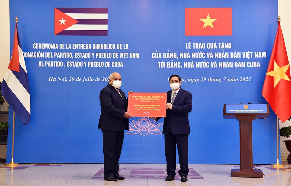 PM Chinh announced Vietnam's decision to donate 10,000 tonnes of rice to Cuba PM Chinh announced Vietnam's decision to donate 10,000 tonnes of rice to Cuba