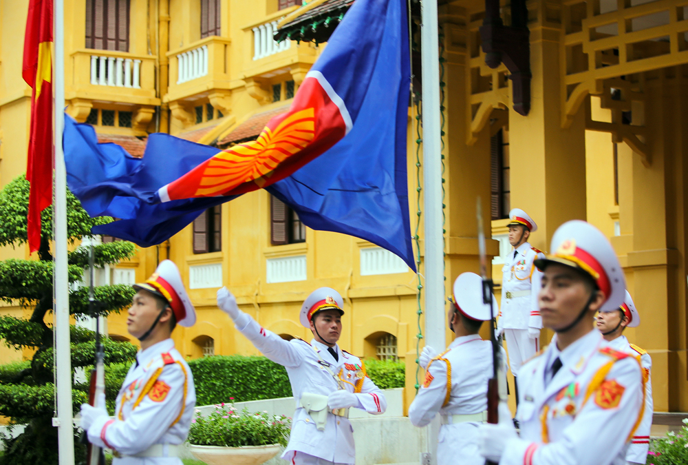 The ASEAN flag-hoisting ceremony at the headquarters of the Vietnamese Ministry of Foreign Affairs in Ha Noi on August 7, 2020. Photo: VGP 1129 asean