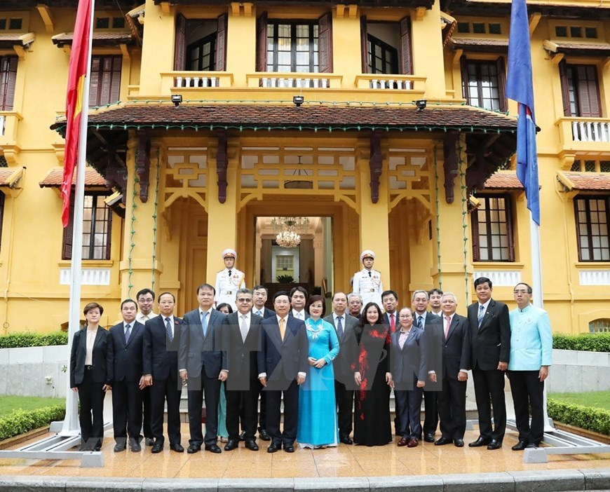 Deputy Prime Minister, Minister of Foreign Affairs Pham Binh Minh and delegates attending the ASEAN Flag raising ceremony. (Photo: VNA) 2123 ase1