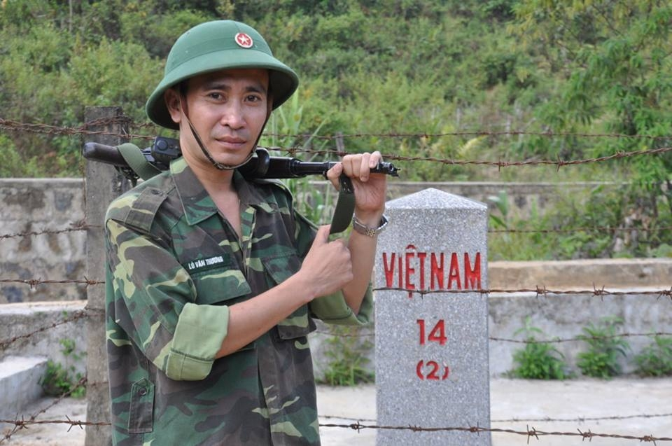 Landmark 14 (2) is a double landmark of the same small number located on the bank of Nam Nom stream (Ta Nuo He) in Vietnam. The landmark is made of marble, planted on November 24, 2004 and has the coordinates of 22.502362, 102.280144 1524 bg