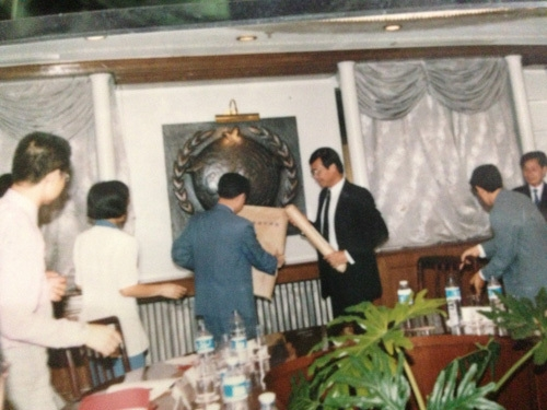 Representatives of Vietnam - China handed each other the border map of the policy in the 2nd Round of Negotiations in July 1994. 1653 bg1