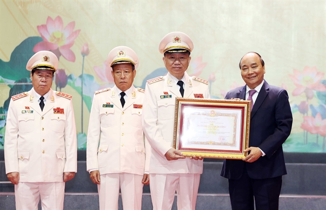 Prime Minister Nguyễn Xuân Phúc awards the first-class Military Exploit Order to representatives of the Ministry of Public Security. — VNA/VNS 4117 pm1
