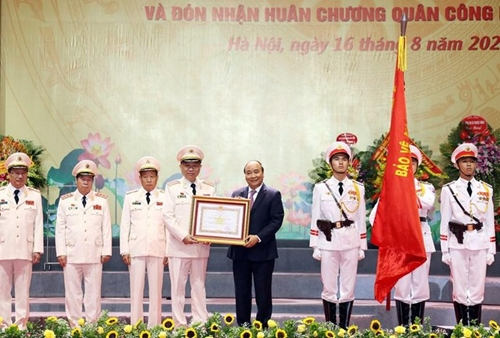 Prime Minister Nguyen Xuan Phuc confers the order on the ministry. 4316 pm2