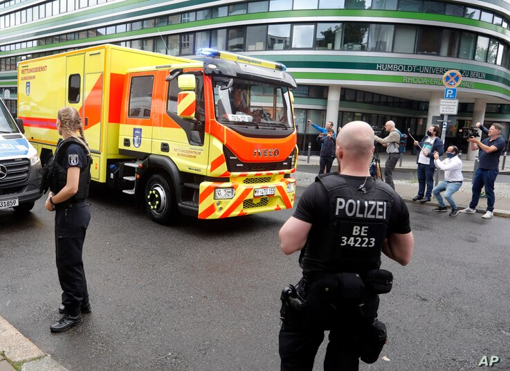 An ambulance which is believed to transport Alexei Navalny arrives at the Charite hospital in Berlin, Germany, Aug.22, 2020. 0746 ru1