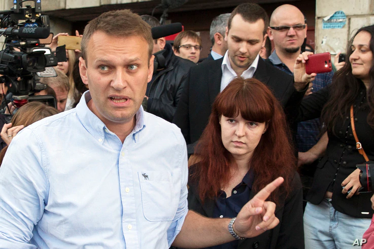 FILE - Russian opposition activist Alexei Navalny (L) and his spokeswoman Kira Yarmysh (C) walk in Kostroma, Russia. 1041 ru2