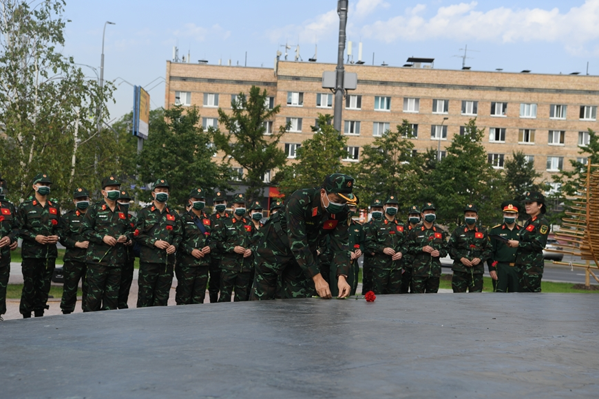 The Vietnam People's Army delegation offers flowers at the monument of President Ho Chi Minh in Moscow Major General Pham Van Thai and the delegation offered flowers. The Vietnam People's Army delegation offers flowers at the monument of President Ho Chi Minh in Moscow Major General Pham Van Thai and the delegation offered flowers.