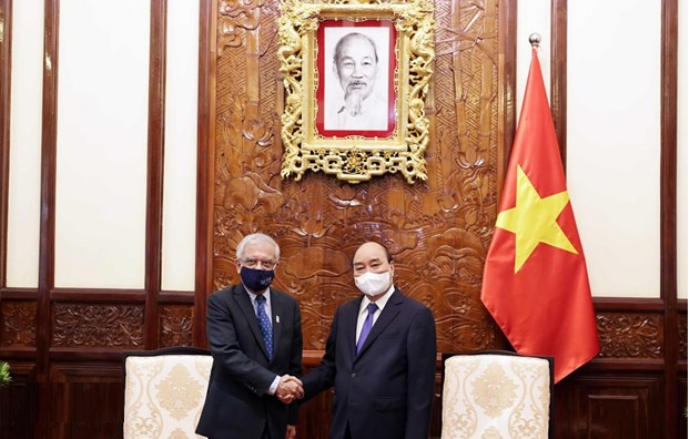 President Nguyen Xuan Phuc (right) hosts outgoing UN Resident Coordinator in Vietnam Kamal Malhotra in Hanoi on August 12. (Photo: VNA) President Nguyen Xuan Phuc (right) hosts outgoing UN Resident Coordinator in Vietnam Kamal Malhotra in Hanoi on August 12. (Photo: VNA)